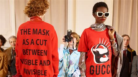 gucci fa le mascherine|Gucci Manifesto, la collezione sul tema della maschera.